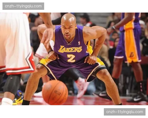 肯纳德防守端存在短板，湖人季后赛轮换面临选择难题